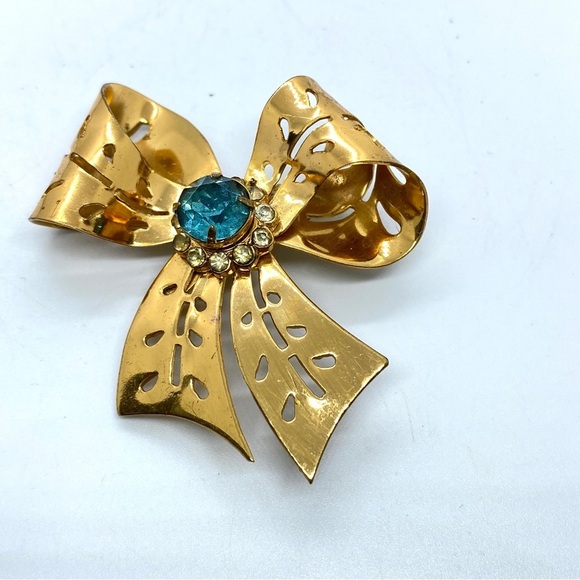 Vintage Goldtone Blue Rhinestone Bow Cut Out Brooch - Picture 3 of 7